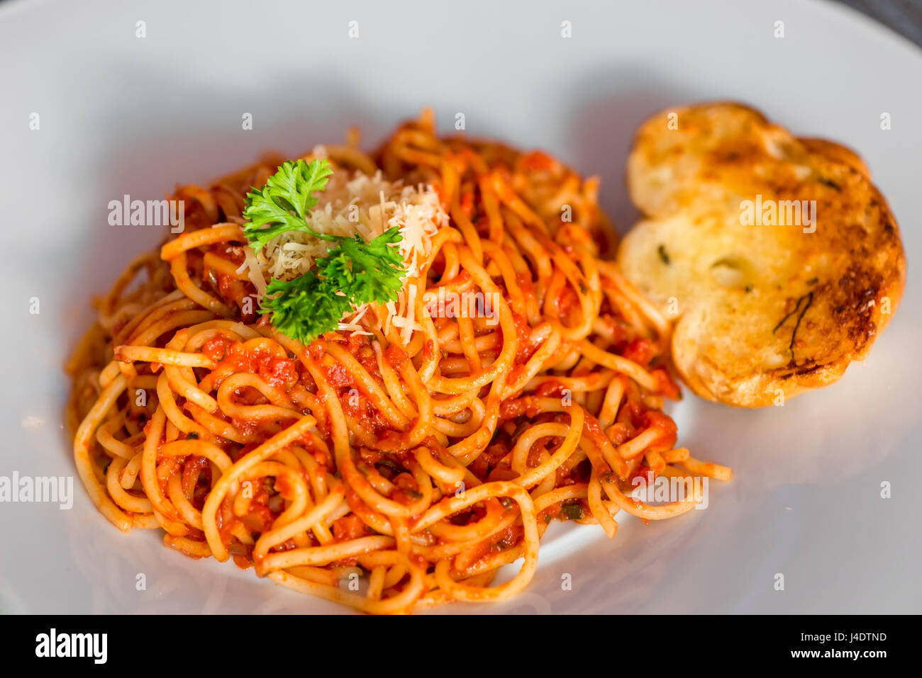 Close-up di un tradizionale spaghetti alla bolognese su una piastra bianca Foto Stock