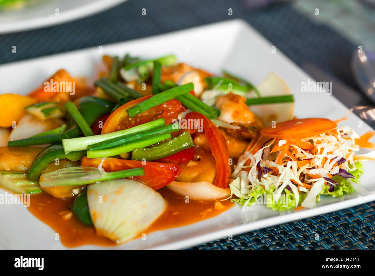 Verdure con gamberi su una piastra in dolcemente Sour Sauce close-up Foto Stock