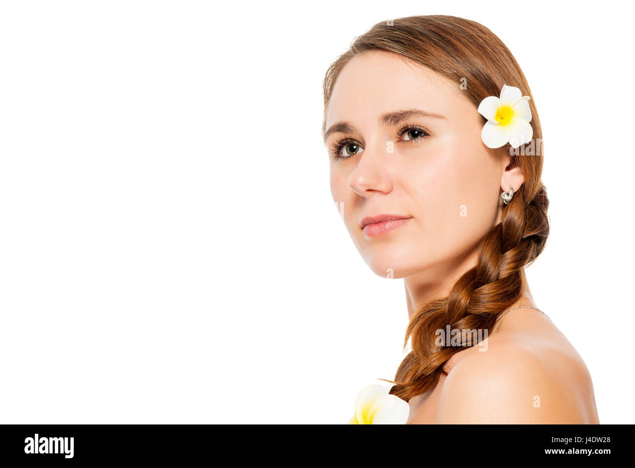 Close-up di un volto di donna con fiori nei suoi capelli su sfondo bianco isolato Foto Stock