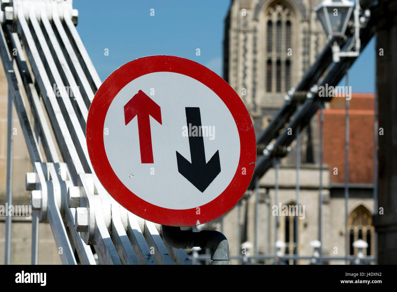 Priorità di traffico segno sul ponte di sospensione, Marlow, Buckinghamshire, Inghilterra, Regno Unito Foto Stock
