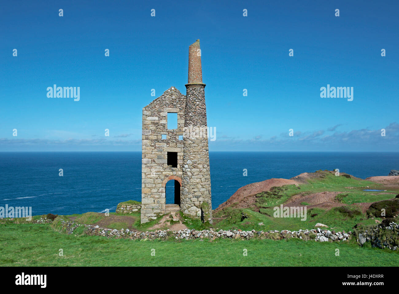 Case di motore per lo stagno delle miniere, Penwith, Cornwall, England Regno Unito Foto Stock Case di motore per lo stagno delle miniere, Penwith, Cornwall, England Regno Unito Foto Stock