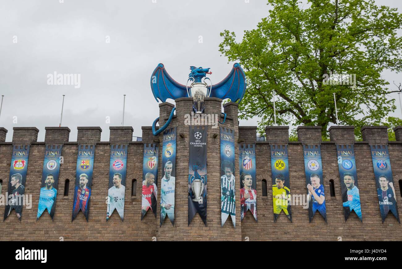 Cardiff Wales, Regno Unito, 12 maggio 2017. Il Castello di Cardiff decorato con un drago e il branding prima della finale di Champions League al National Stadium on Foto Stock