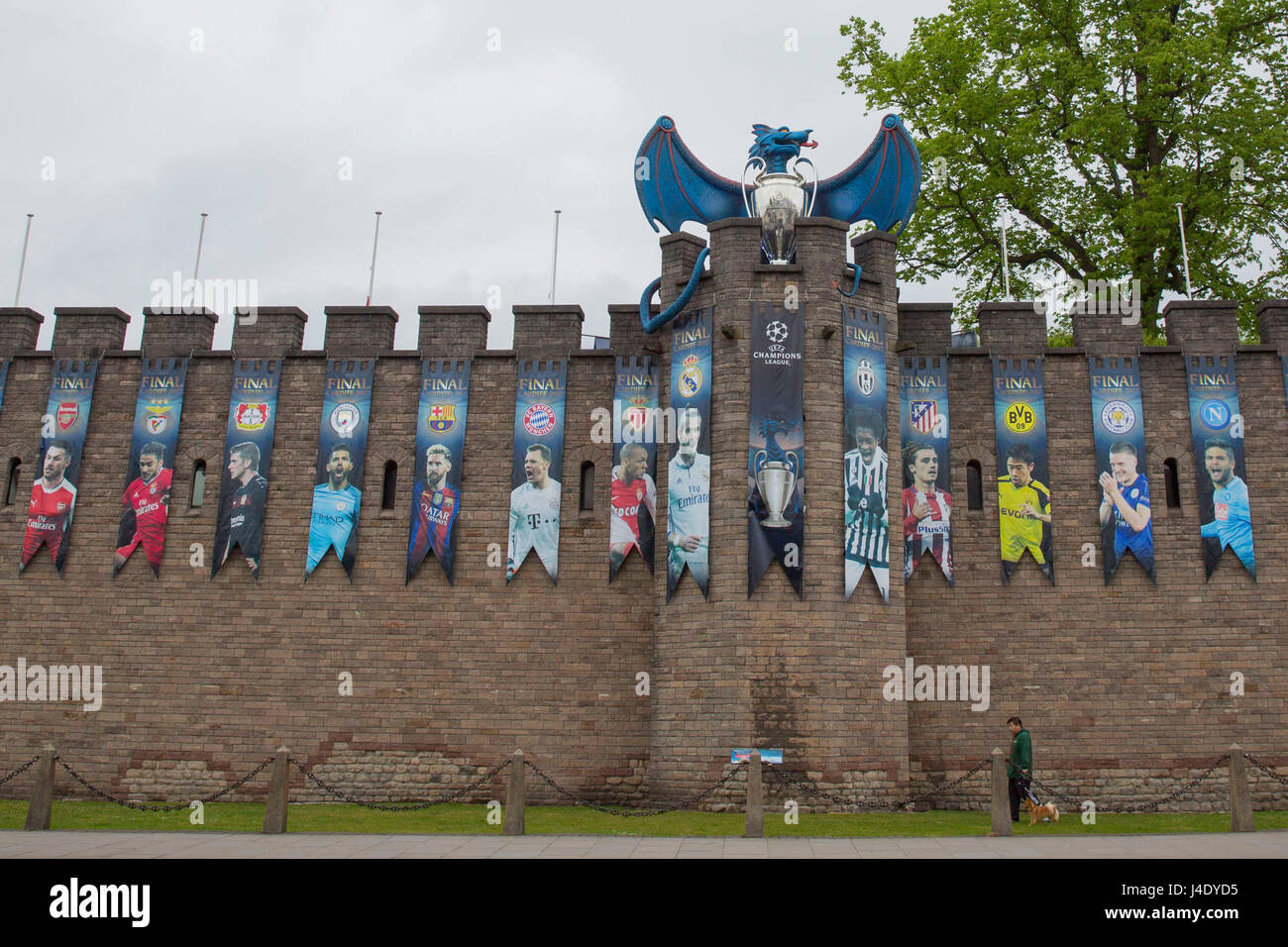 Cardiff Wales, Regno Unito, 12 maggio 2017. Il Castello di Cardiff decorato con un drago e il branding prima della finale di Champions League al National Stadium on Foto Stock