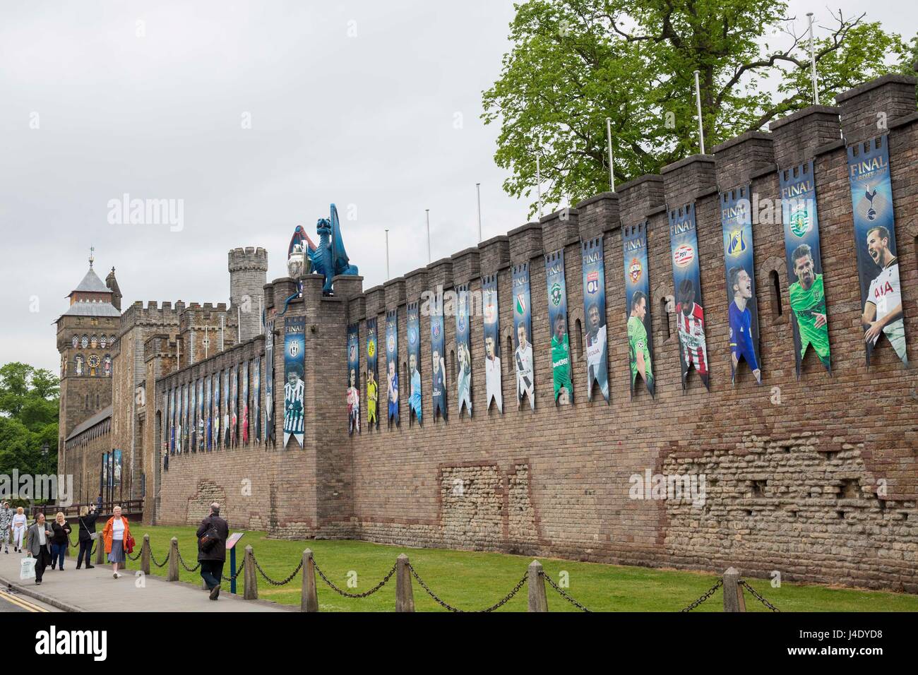 Cardiff Wales, Regno Unito, 12 maggio 2017. Il Castello di Cardiff decorato con un drago e il branding prima della finale di Champions League al National Stadium on Foto Stock