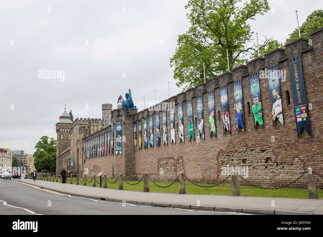Cardiff Wales, Regno Unito, 12 maggio 2017. Il Castello di Cardiff decorato con un drago e il branding prima della finale di Champions League al National Stadium on Foto Stock
