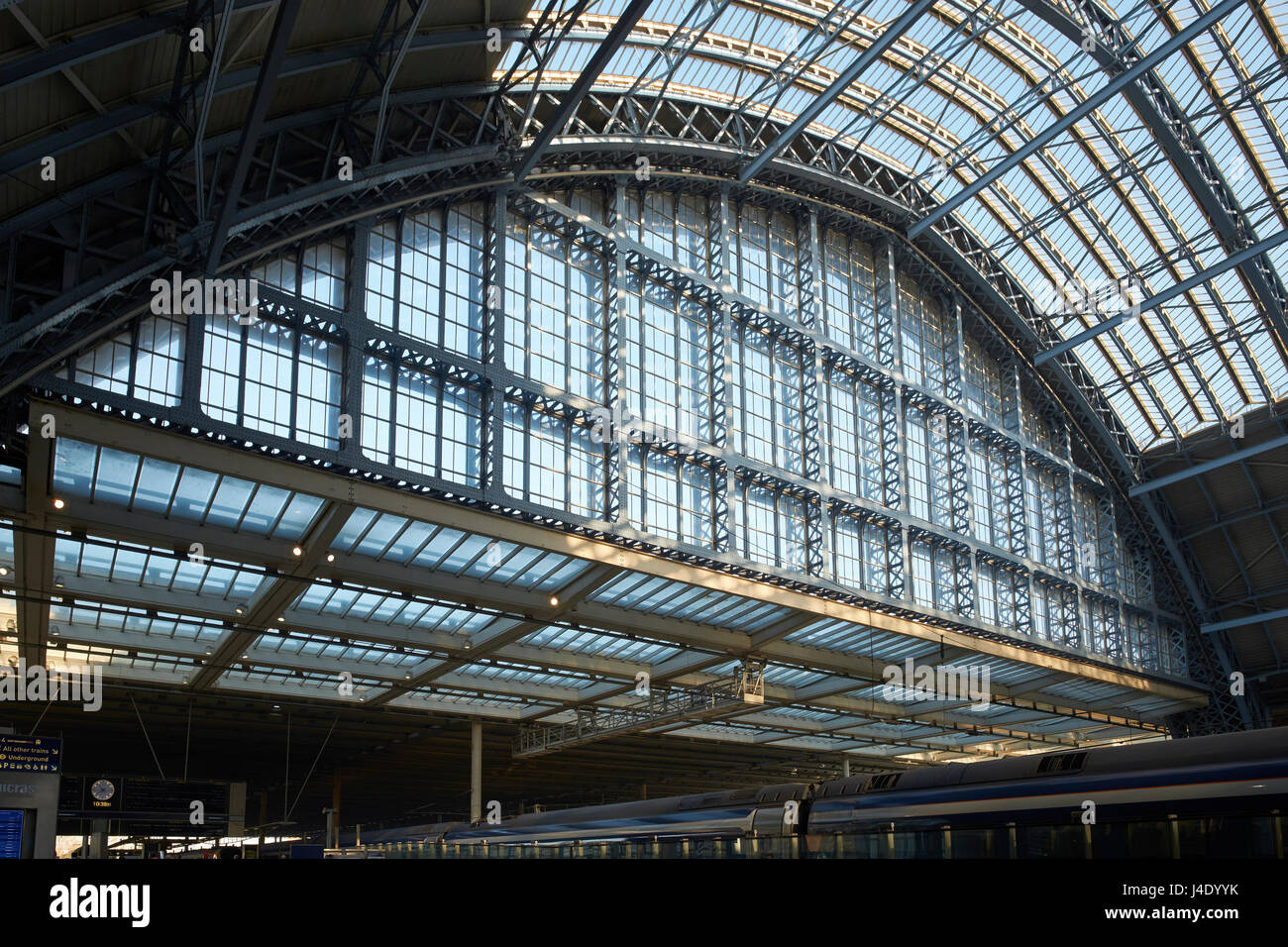 La stazione di St Pancras, London. Il trainshed, progettato da William Barlow per la ferrovia Midland nel 1860s. Northern gable fine. Foto Stock