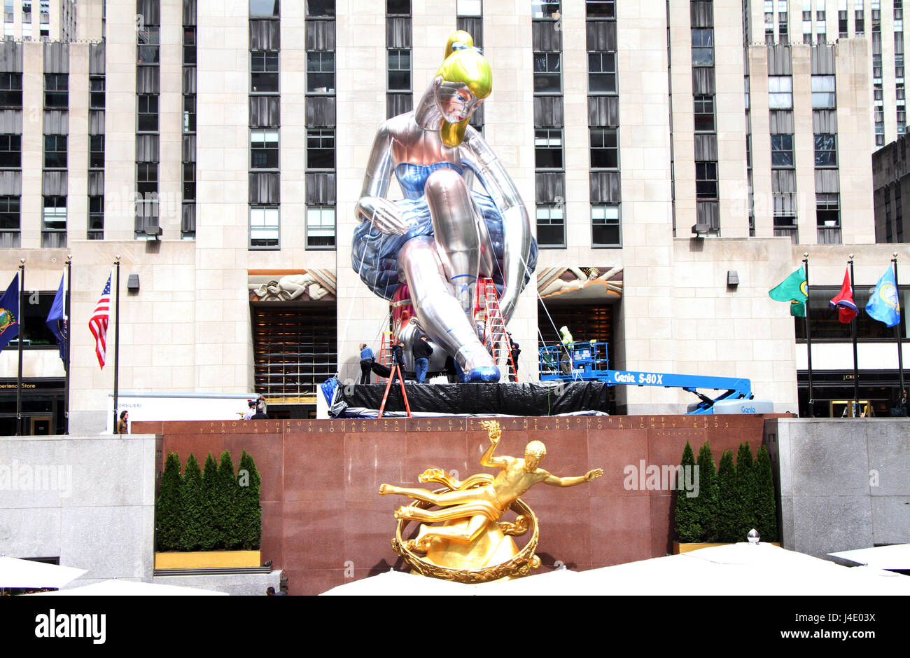 New York, NY, STATI UNITI D'AMERICA. 11 Maggio, 2017. Jeff Koons seduto ballerina, una larga scala di arte pubblica installazione, a 30 Rockefeller Center di New York City il 11 maggio 2017. Credito: Rw/media/punzone Alamy Live News Foto Stock