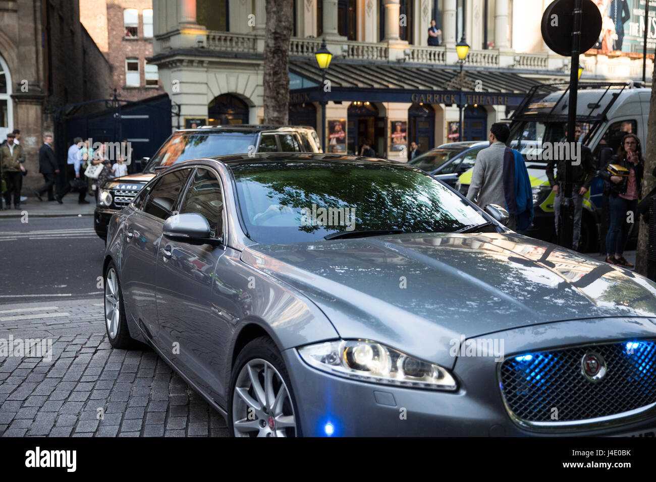 Londra, Regno Unito. 11 Maggio, 2017. Il primo ministro Theresa Maggio arriva con una scorta della polizia per un telefono radio-in presso LBC. Credito: Mark Kerrison/Alamy Live News Foto Stock