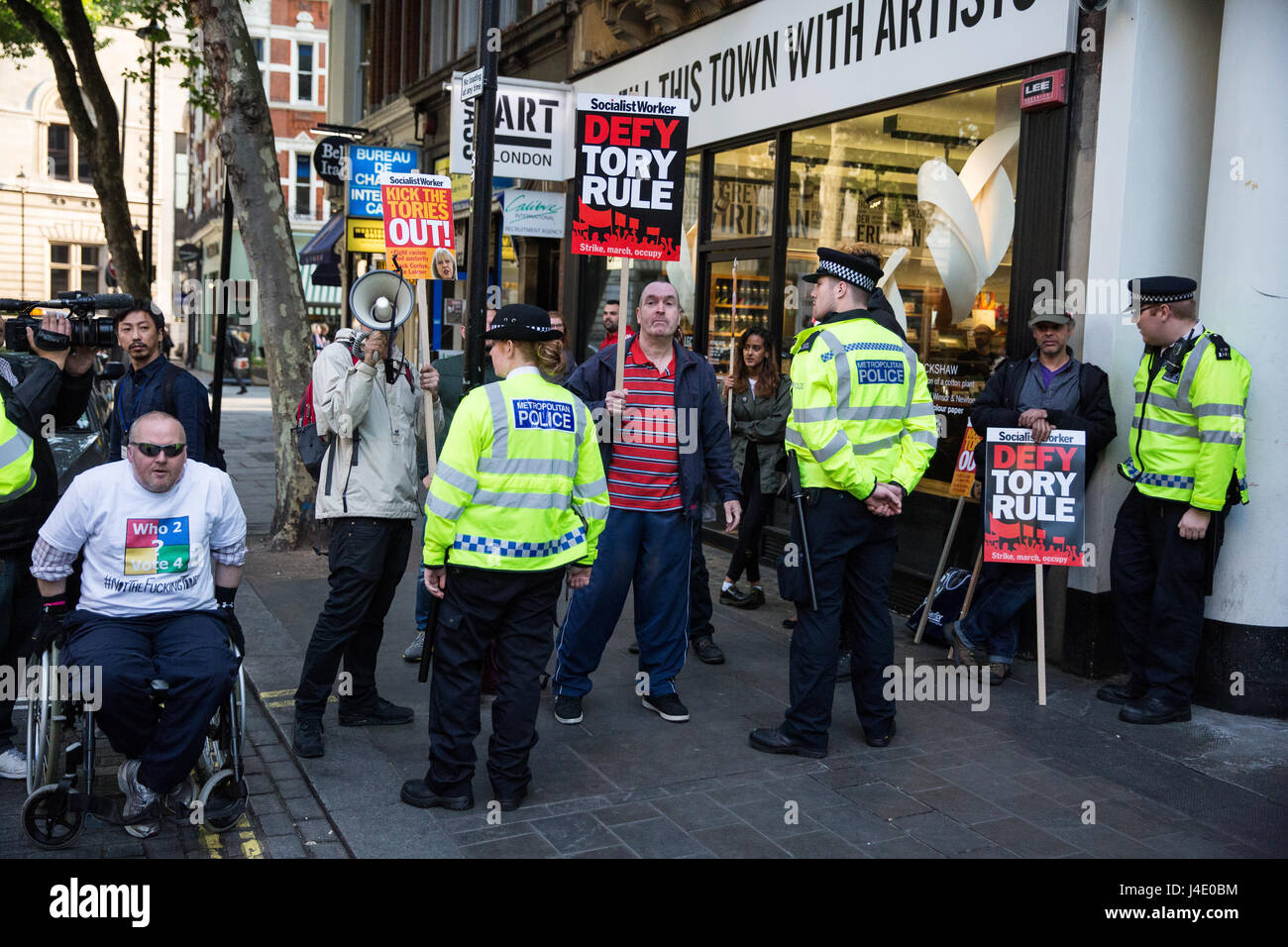 Londra, Regno Unito. 11 Maggio, 2017. I manifestanti attendono l arrivo di Theresa Maggio a prendere parte a un telefono radio-in presso LBC. Credito: Mark Kerrison/Alamy Live News Foto Stock