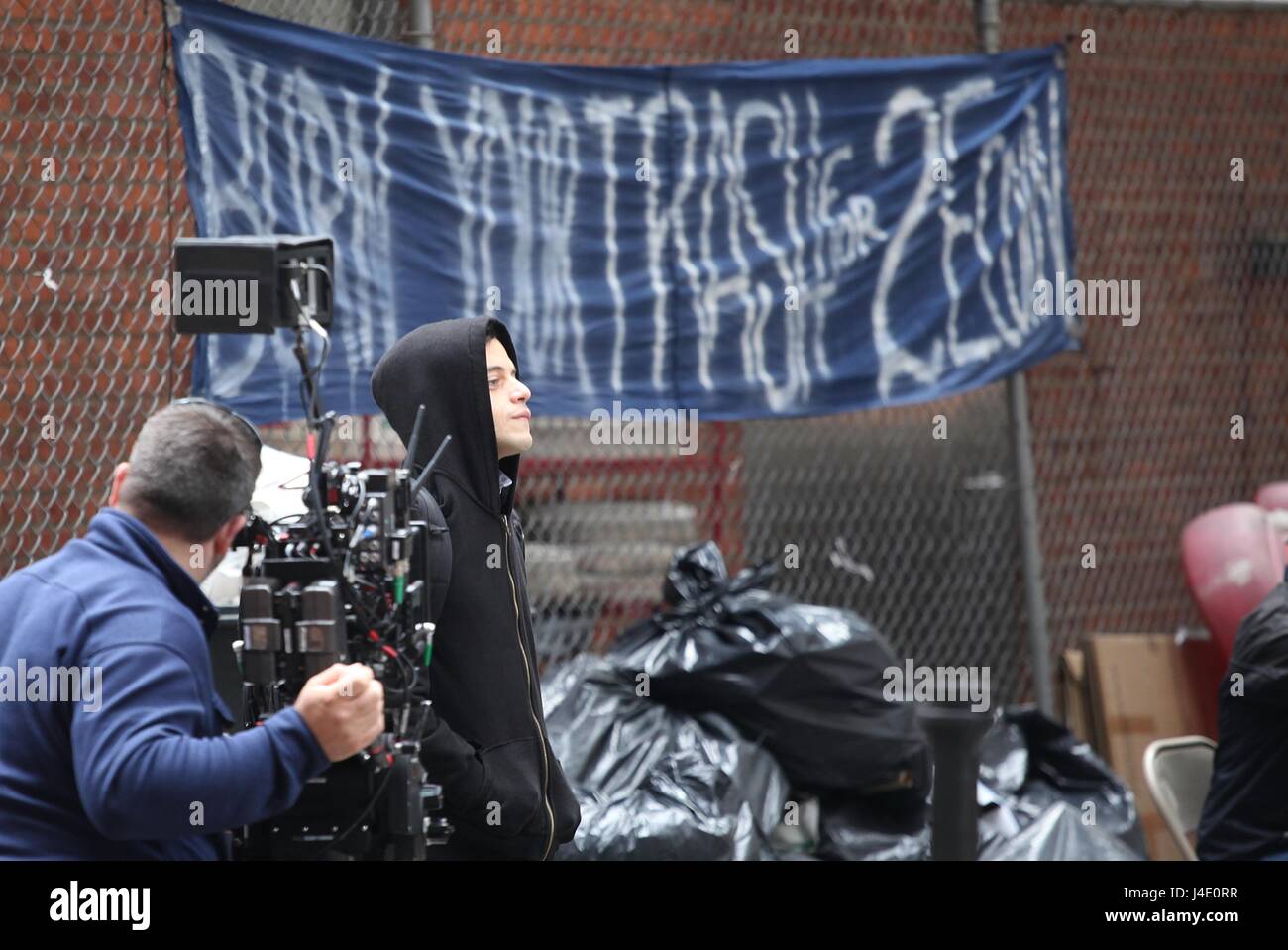 NEW YORK, NY - 11 Maggio: Rami Malek sul set del Sig. Robot su 11 maggio 2017 nella città di New York. Credito: DC/Media punzone Foto Stock