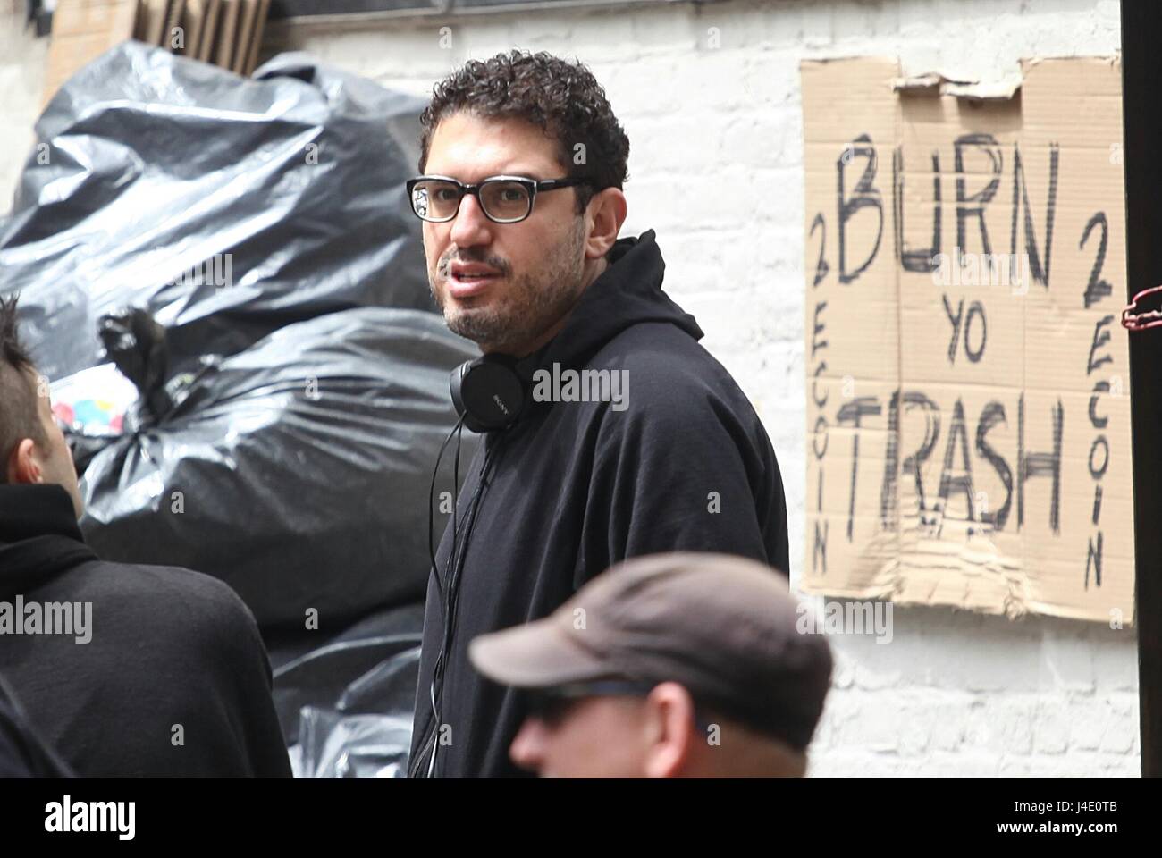 NEW YORK, NY - 11 Maggio: Sam Esmail sul set del Sig. Robot su 11 maggio 2017 nella città di New York. Credito: DC/Media punzone Foto Stock