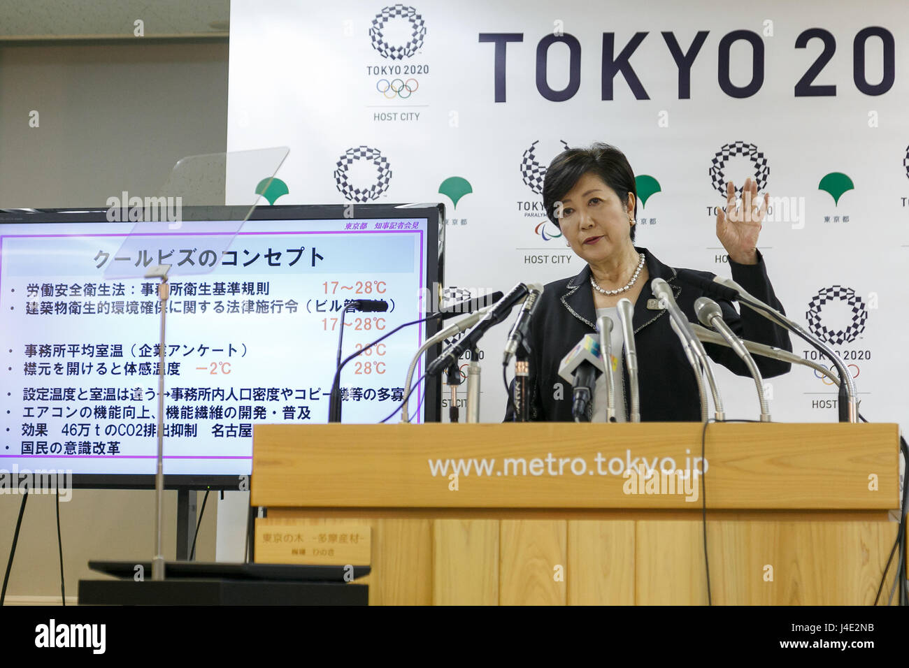 Tokyo, Giappone. Il 12 maggio 2017. Il Governatore di Tokyo Yuriko Koike parla durante la sua regolare conferenza stampa presso il Governo Metropolitano di Tokyo edificio del 12 maggio 2017, Tokyo, Giappone. Koike ha introdotto una nuova guida per i residenti stranieri in Tokyo, che include informazioni sulla città e sul suo caratteristiche essenziali, come il trasporto pubblico, Giapponese maniere e la ricerca di lavoro. È disponibile in inglese e in giapponese. Credito: Rodrigo Reyes Marin/AFLO/Alamy Live News Foto Stock