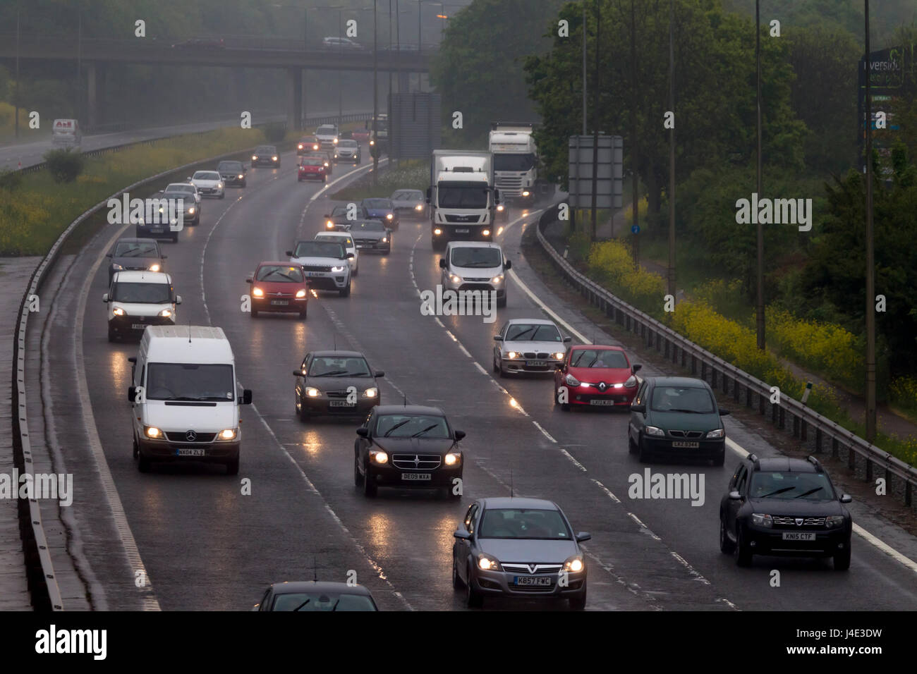 A45 Northampton, Regno Unito. Il 12 maggio 2017. Regno Unito Meteo. La mattina presto la pioggia rendendo difficile per pendolari sulla A45 tra Northampton e Wellingborough. Credito: Keith J Smith./Alamy Live News Foto Stock