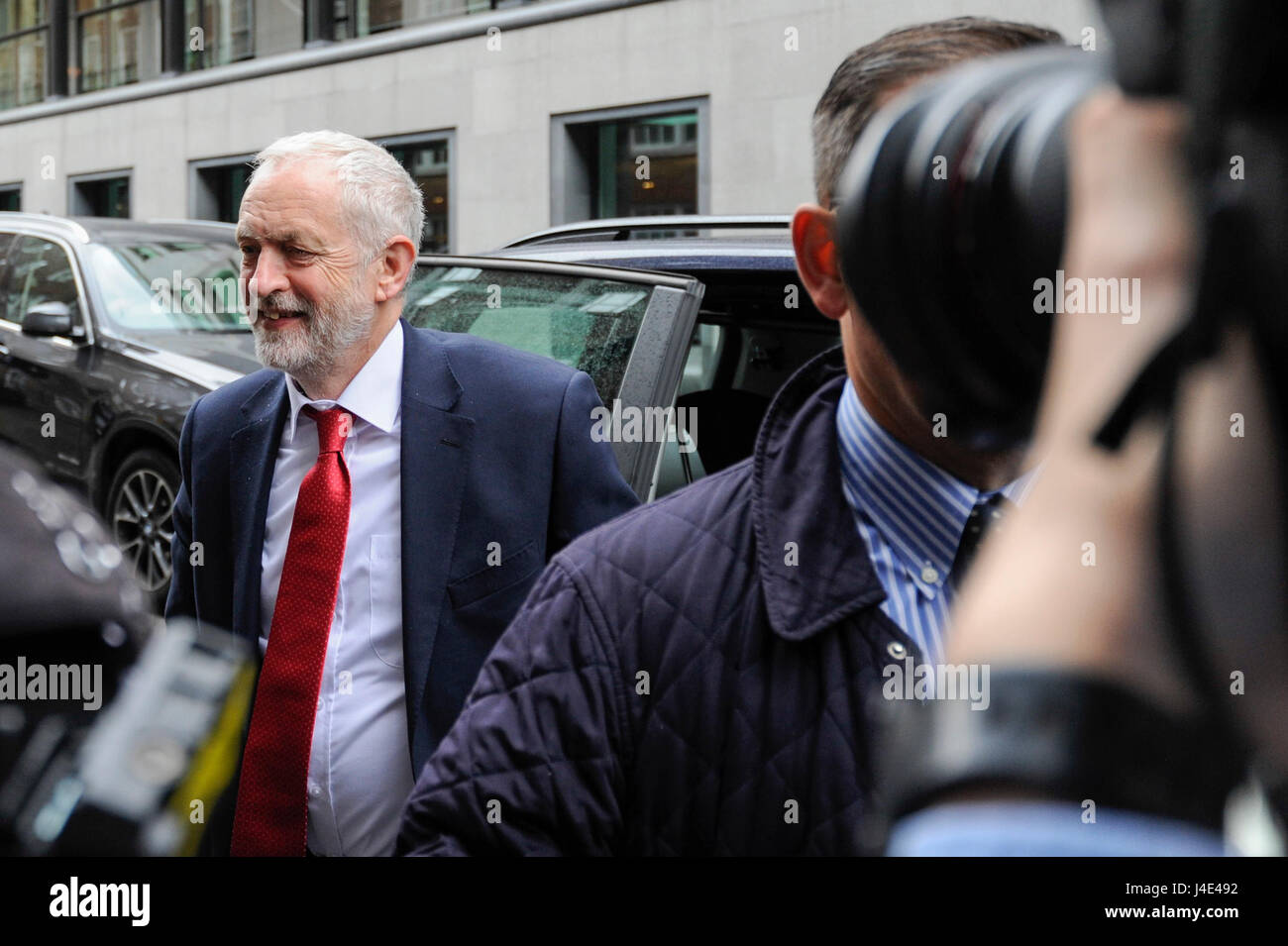 Londra, Regno Unito. Il 12 maggio 2017. Jeremy Corbyn, leader del partito laburista, arriva a Chatham House a pronunciare un discorso sul lavoro della difesa e priorità di politica estera. Credito: Stephen Chung/Alamy Live News Foto Stock