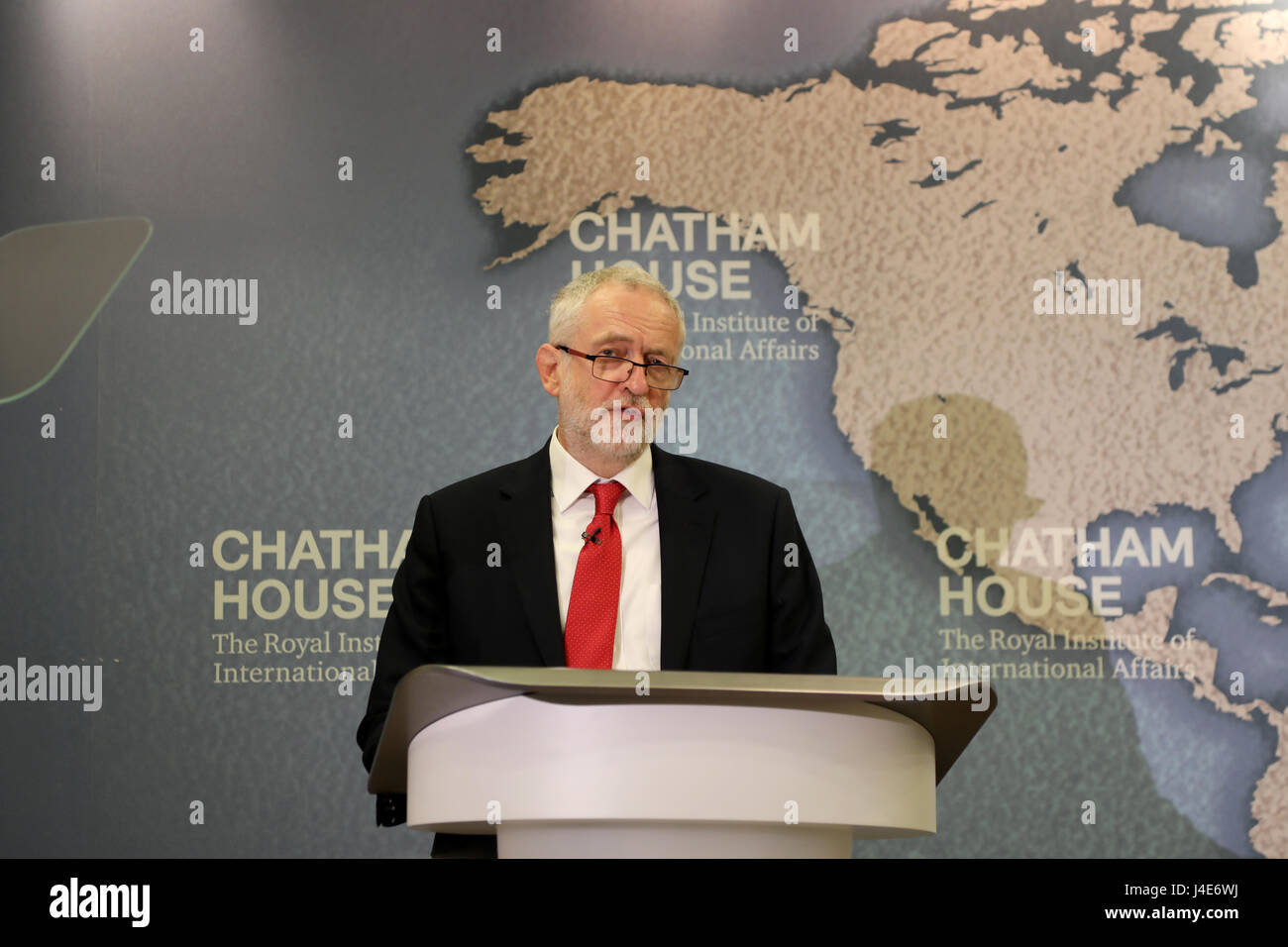 Chatham House di Londra, Regno Unito. Il 12 maggio 2017. Jeremy Corbyn, leader del partito laburista, dà un discorso sul suo partito della politica estera e di difesa a Chatham House think-tank, durante il 2017 il Regno Unito generale campagna elettorale. Credito: Dominic Dudley/Alamy Live News Foto Stock