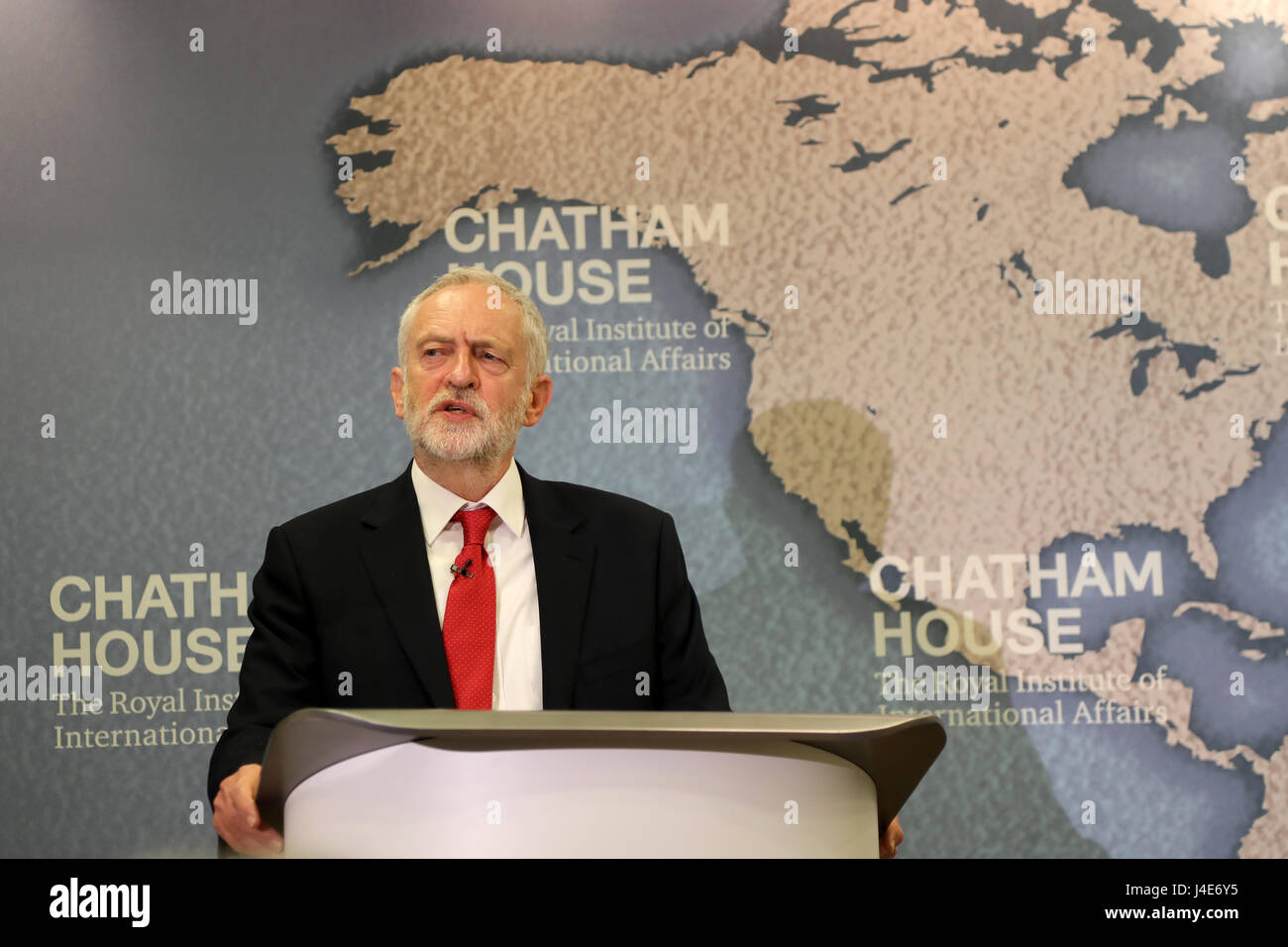 Chatham House di Londra, Regno Unito. Il 12 maggio 2017. Jeremy Corbyn, leader del partito laburista, dà un discorso sul suo partito della politica estera e di difesa a Chatham House think-tank, durante il 2017 il Regno Unito generale campagna elettorale. Credito: Dominic Dudley/Alamy Live News Foto Stock