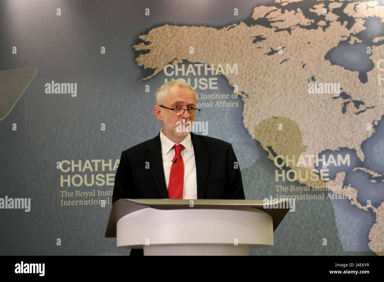 Chatham House di Londra, Regno Unito. Il 12 maggio 2017. Jeremy Corbyn, leader del partito laburista, dà un discorso sul suo partito della politica estera e di difesa a Chatham House think-tank, durante il 2017 il Regno Unito generale campagna elettorale. Credito: Dominic Dudley/Alamy Live News Foto Stock