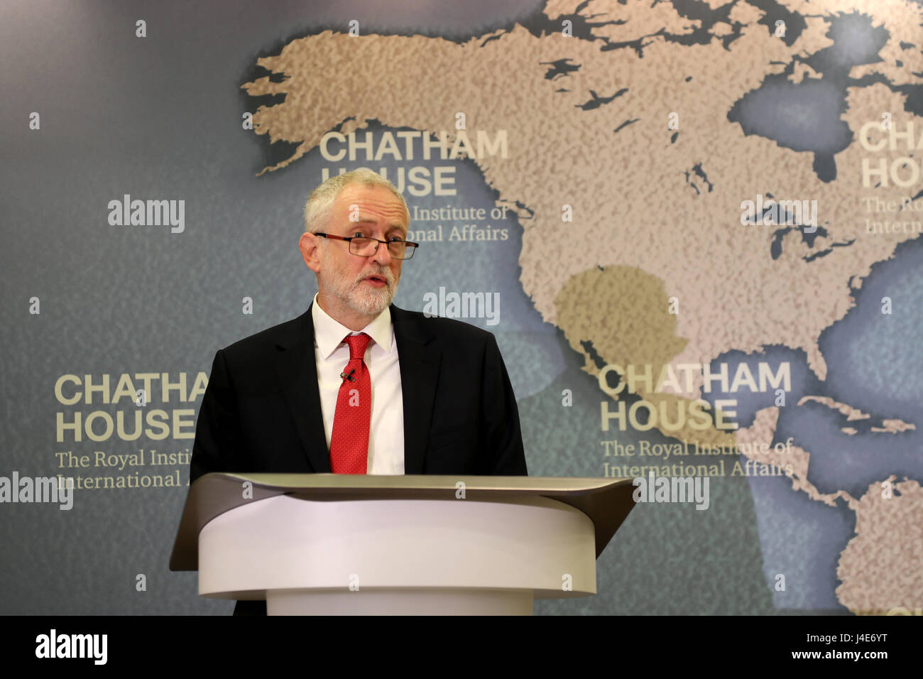 Chatham House di Londra, Regno Unito. Il 12 maggio 2017. Jeremy Corbyn, leader del partito laburista, dà un discorso sul suo partito della politica estera e di difesa a Chatham House think-tank, durante il 2017 il Regno Unito generale campagna elettorale. Credito: Dominic Dudley/Alamy Live News Foto Stock