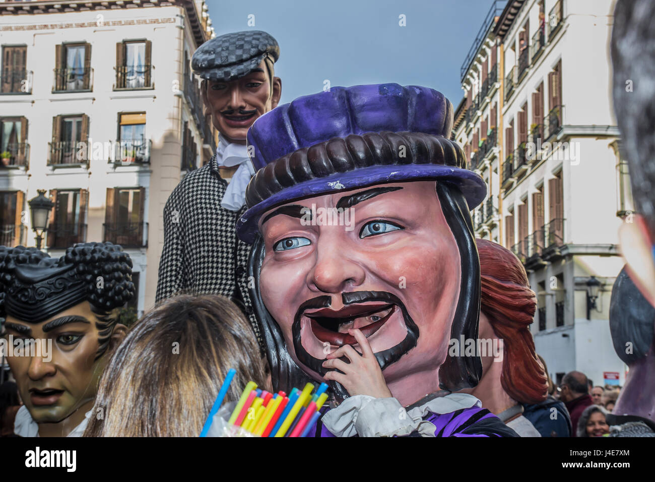 Madrid, Spagna. Il 12 maggio 2017. celebrazioni un Isidro inizia con il gigante cabezudos (enorme pupets) sulle stradine del centro di Madrid Credito: Alberto Ramírez Sibaja/Alamy Live News Foto Stock