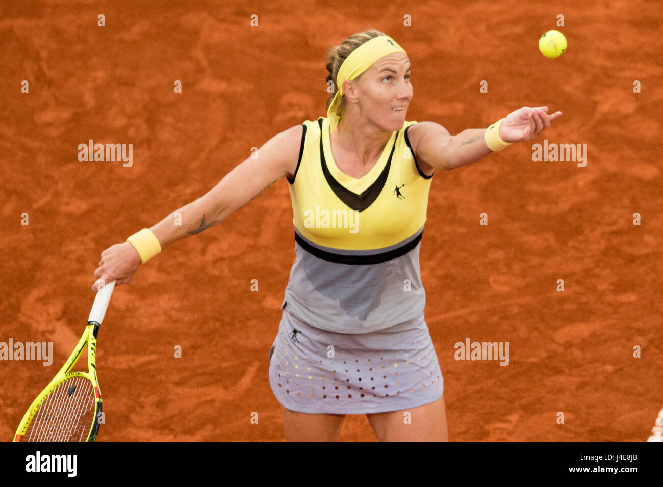 Madrid, Spagna. Il 12 maggio 2017. Svetlana Kuznetsova della Russia serve durante la Mutua Madrid Open WTA semifinale partita contro Kristina Mladenovic di Francia a Madrid, Spagna, 12 maggio 2017. Kristina Mladenovic 2-0. Credito: Eduardo Dieguez/Xinhua/Alamy Live News Foto Stock