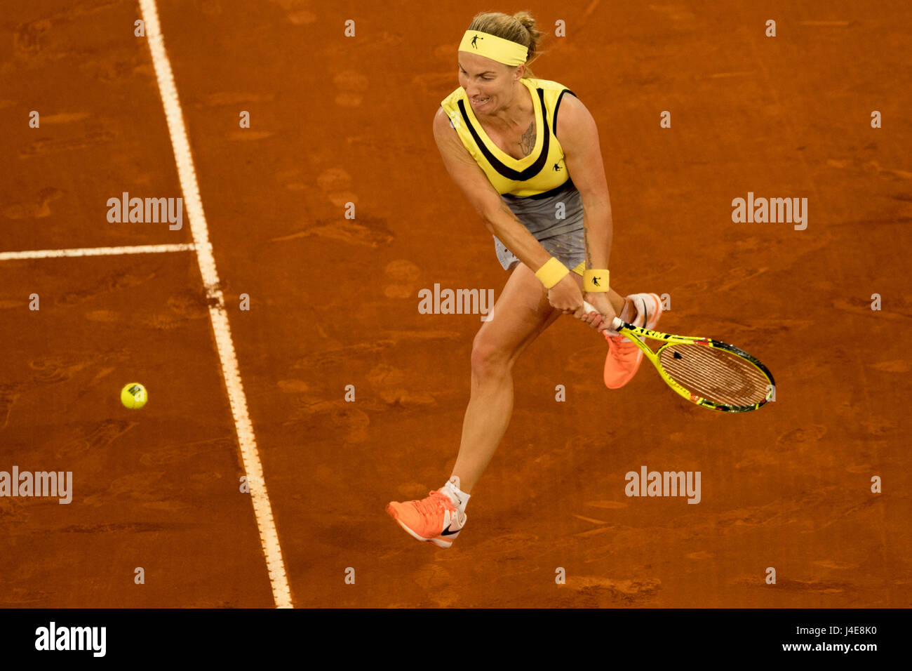 Madrid, Spagna. Il 12 maggio 2017. Svetlana Kuznetsova della Russia restituisce la sfera durante la Mutua Madrid Open WTA semifinale partita contro Kristina Mladenovic di Francia a Madrid, Spagna, 12 maggio 2017. Kristina Mladenovic 2-0. Credito: Eduardo Dieguez/Xinhua/Alamy Live News Foto Stock