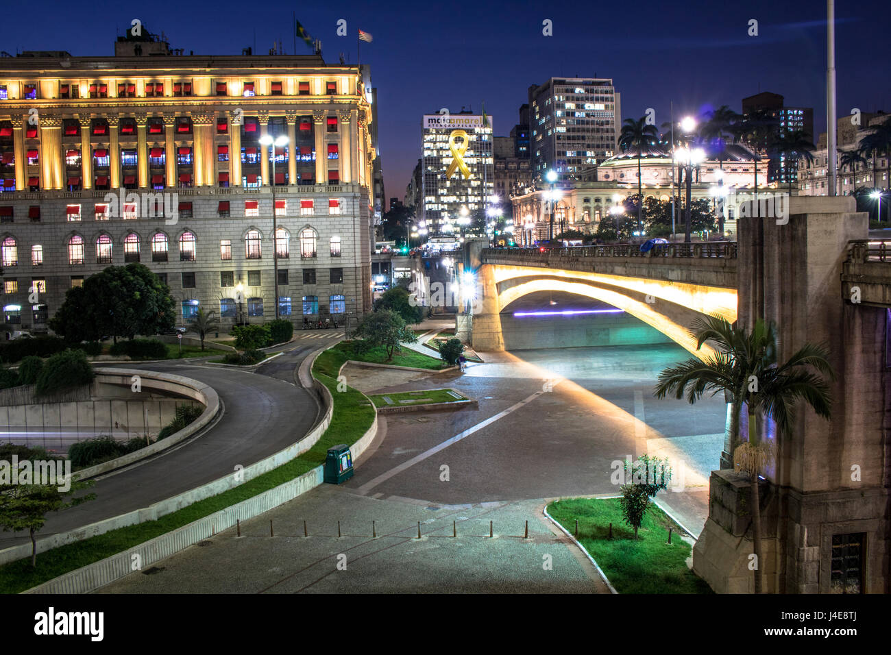 Sao Paulo, Brasile, 12 maggio 2017. Rappresentazione di una cravatta gialla nella costruzione del traffico Società di ingegneria e con la luce dello Shopping building e Viaduto do Cha con illuminazione speciale nel centro di Sao Paulo. La regione è accesa con il giallo per il Maggio giallo della campagna che mira a sensibilizzare il potere pubblico e la società civile circa il tasso elevato di decessi e lesioni nel traffico di tutto il mondo. Credito: Alf Ribeiro/Alamy Live News Foto Stock