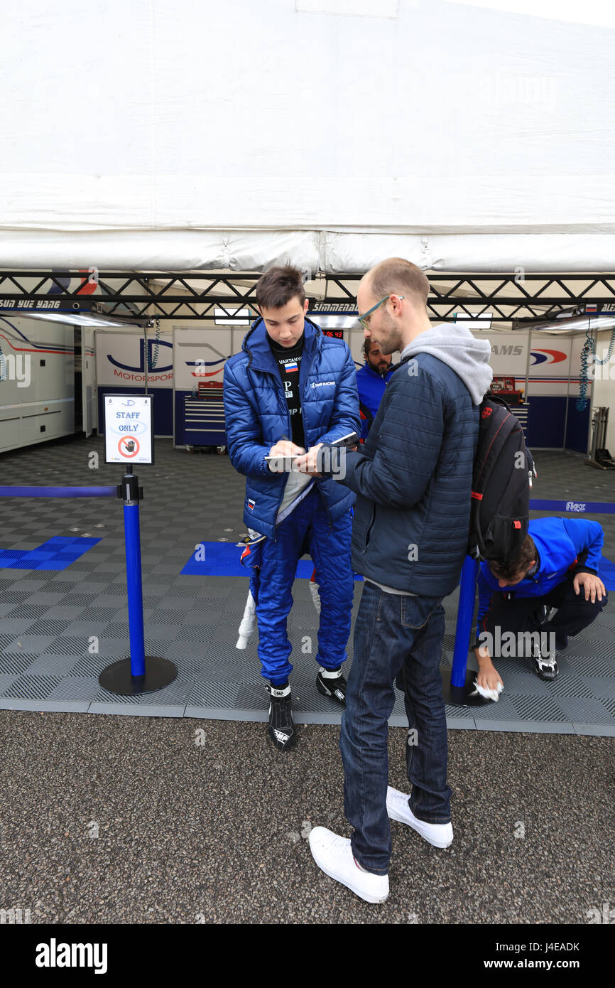 Silverstone, Regno Unito. 13 Maggio, 2017. Alexander Vartanyan della JD Motorsport firma autografi per i fan e gli spettatori di credito parentesi: Raval/Alamy Live News Foto Stock