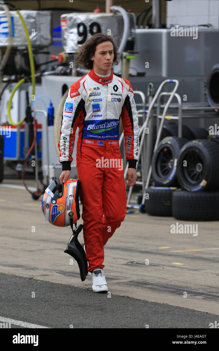 Silverstone, Regno Unito. 13 Maggio, 2017. Alex Peroni della Fortec Motorsport a piedi nella pitlane Credito: Parentesi Raval/Alamy Live News Foto Stock