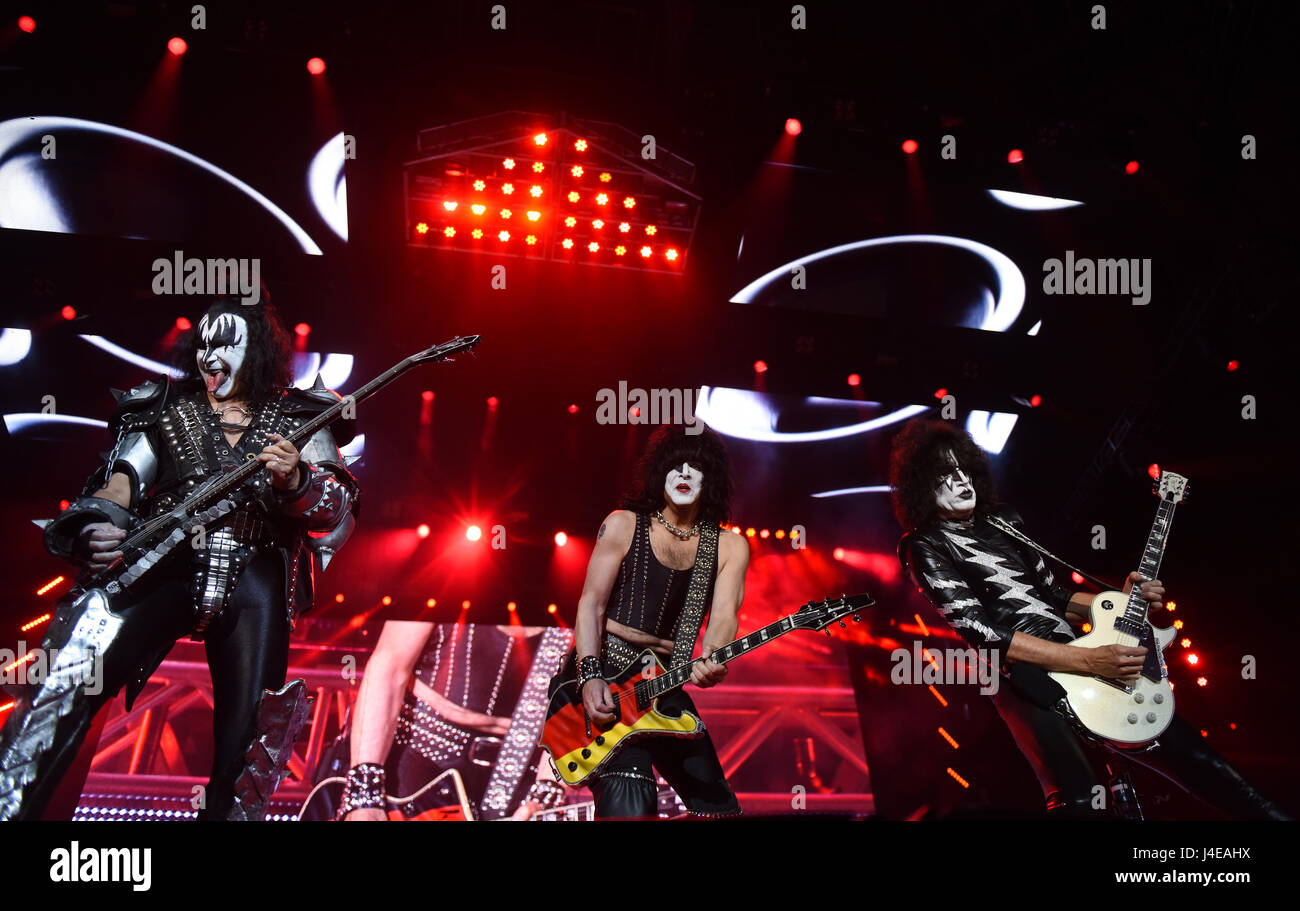 Dortmund, Germania. Il 12 maggio 2017. Il musicista e cantante anteriore dell'hardrock band "kiss", Paul Stanley (M), sorge sul palco della Sala Westfalen con i suoi compagni di band Tommy Thayer (R) e Gene Simmons (L) di Dortmund in Germania, 12 maggio 2017. Foto: Caroline Seidel/dpa/Alamy Live News Foto Stock