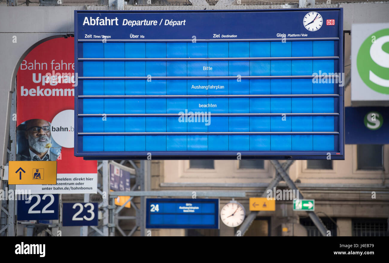 Un pannello a display con un errore può essere visto presso la stazione ferroviaria principale di Francoforte sul Meno, Germania, 13 maggio 2017. Per il mondo intero un cyber attacco abbattiamo le decine di migliaia di computer di aziende, istituzioni e gli utenti. In Germania è stato il tedesco che le ferrovie sono state mirate. Il treno servizi, tuttavia, non sono compromesse. Foto: Boris Roessler/dpa Foto Stock
