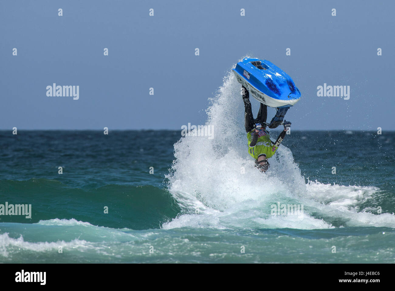 Fistral Beach;, Newquay Cornwall. 13 Maggio, 2017. Sfidando la gravità jetski piloti provenienti da tutto il mondo di competere nel IFWA UK. Europei e IFWA Campionati del Mondo che avrà luogo a Fistral Beach in Newquay, Cornwall. Fotografo: Gordon Scammell/Alamy Live News. Foto Stock
