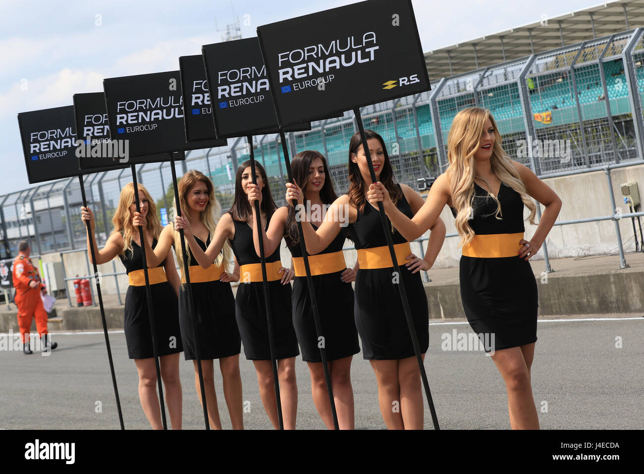 Silverstone, Regno Unito. 13 Maggio, 2017. Silverstone, Regno Unito. 13 Maggio, 2017. Le ragazze a griglia sotto forma di Gara 1 della Formula Renault 2.0 Eurocup a Silverstone Credito: Parentesi Raval/Alamy Live News Foto Stock