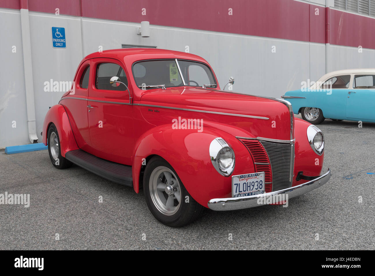 Torrance, Stati Uniti d'America - 5 Maggio 2017: Ford 1946 Deluxe sul display durante il XII Edelbrock annuale Car Show. Foto Stock