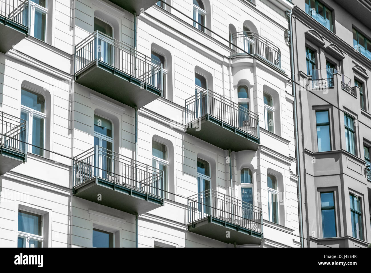 Restaurata facciata di edificio , edificio di appartamenti a Berlino Foto Stock