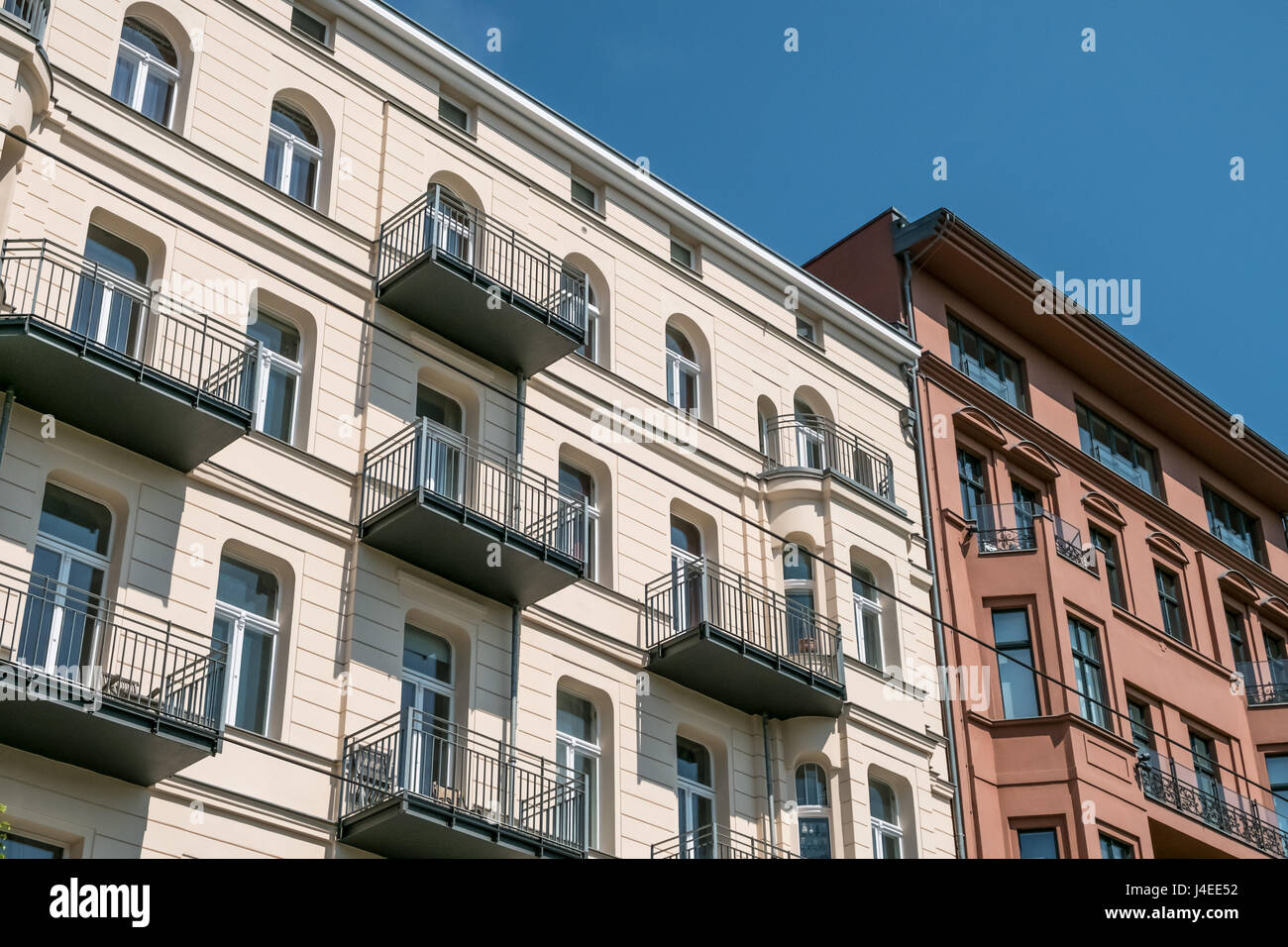 Restaurata facciata di edificio , edificio di appartamenti a Berlino Foto Stock