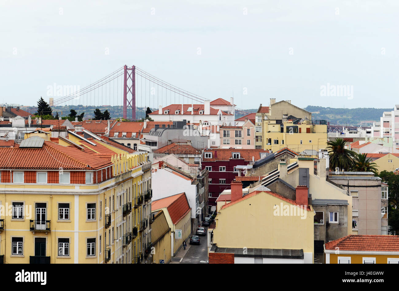 Il XXV Aprile ponte sorge dietro un quartiere di Lisbona. Foto Stock