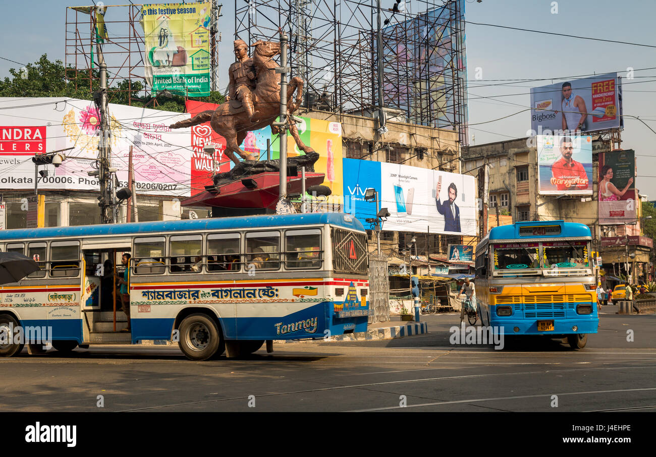 Vista del patrimonio storico della città con la mattina presto il traffico della città a shyambazar cinque punto attraversato a nord di Calcutta, in India. Foto Stock