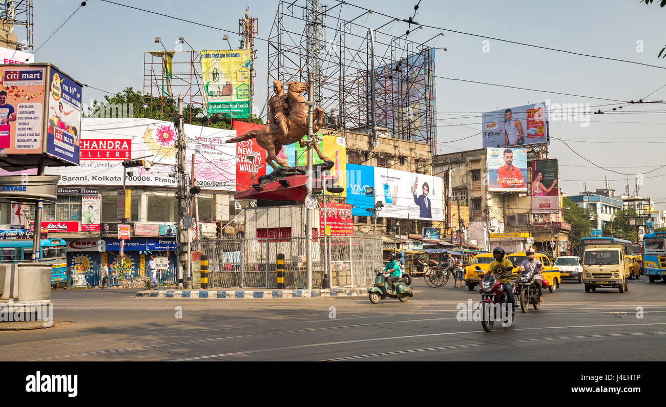 Vista del patrimonio storico della città con la mattina presto il traffico della città a shyambazar cinque punto attraversato a nord di Calcutta, in India. Foto Stock