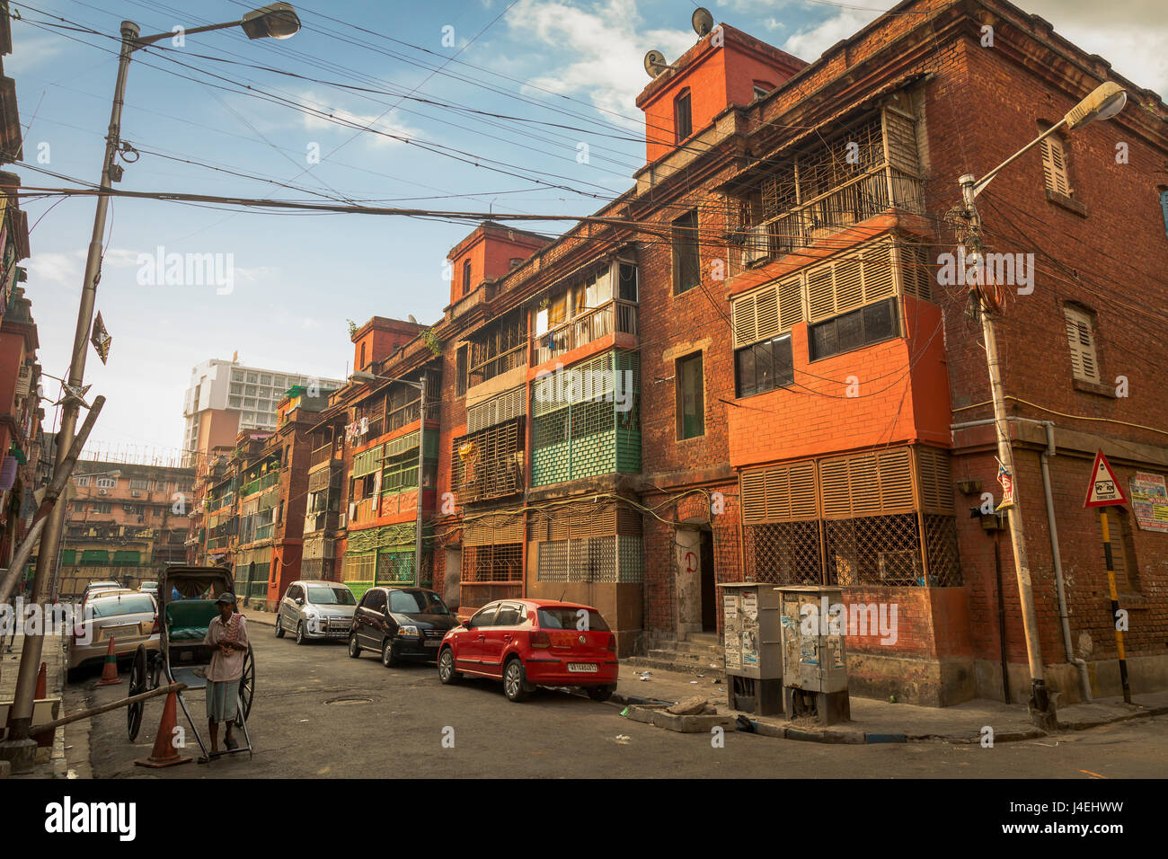 Gli antichi edifici in un patrimonio vintage strada di città con un rickshaw presso la centrale di kolkata popolarmente conosciuta come la caserma di prua. Foto Stock