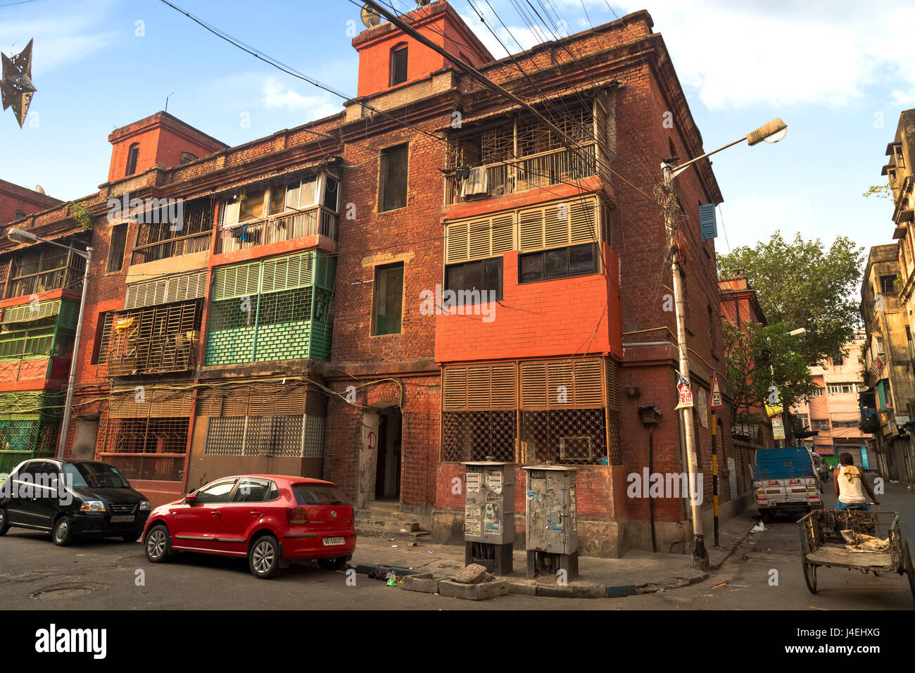 Gli antichi edifici in un patrimonio vintage strada di città con un rickshaw presso la centrale di kolkata popolarmente conosciuta come la caserma di prua. Foto Stock