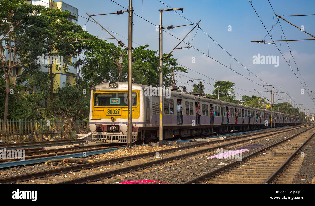 Città treno locale delle ferrovie indiane in movimento con i passeggeri provenienti da una stazione all altra a Kolkata, India. Foto Stock