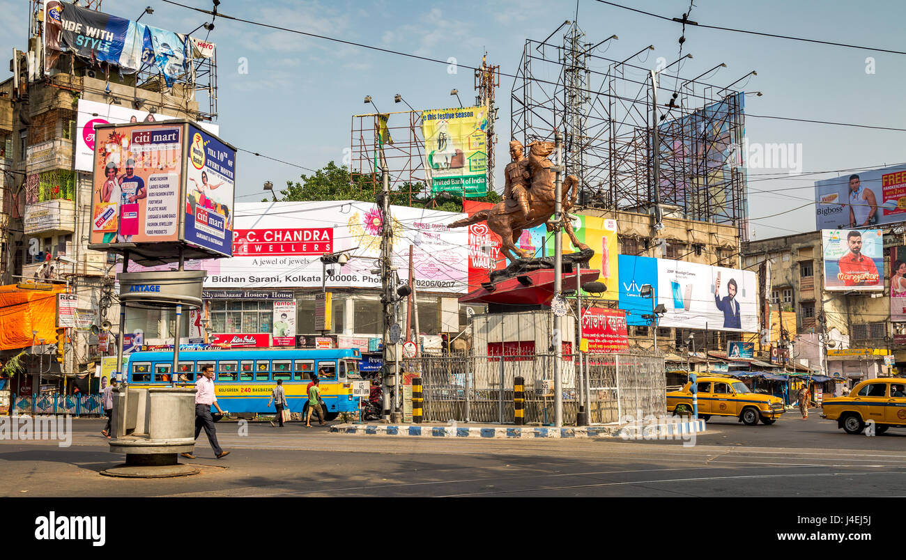 Vista del patrimonio storico della città con la mattina presto il traffico della città a shyambazar cinque punto attraversato a nord di Calcutta, in India. Foto Stock