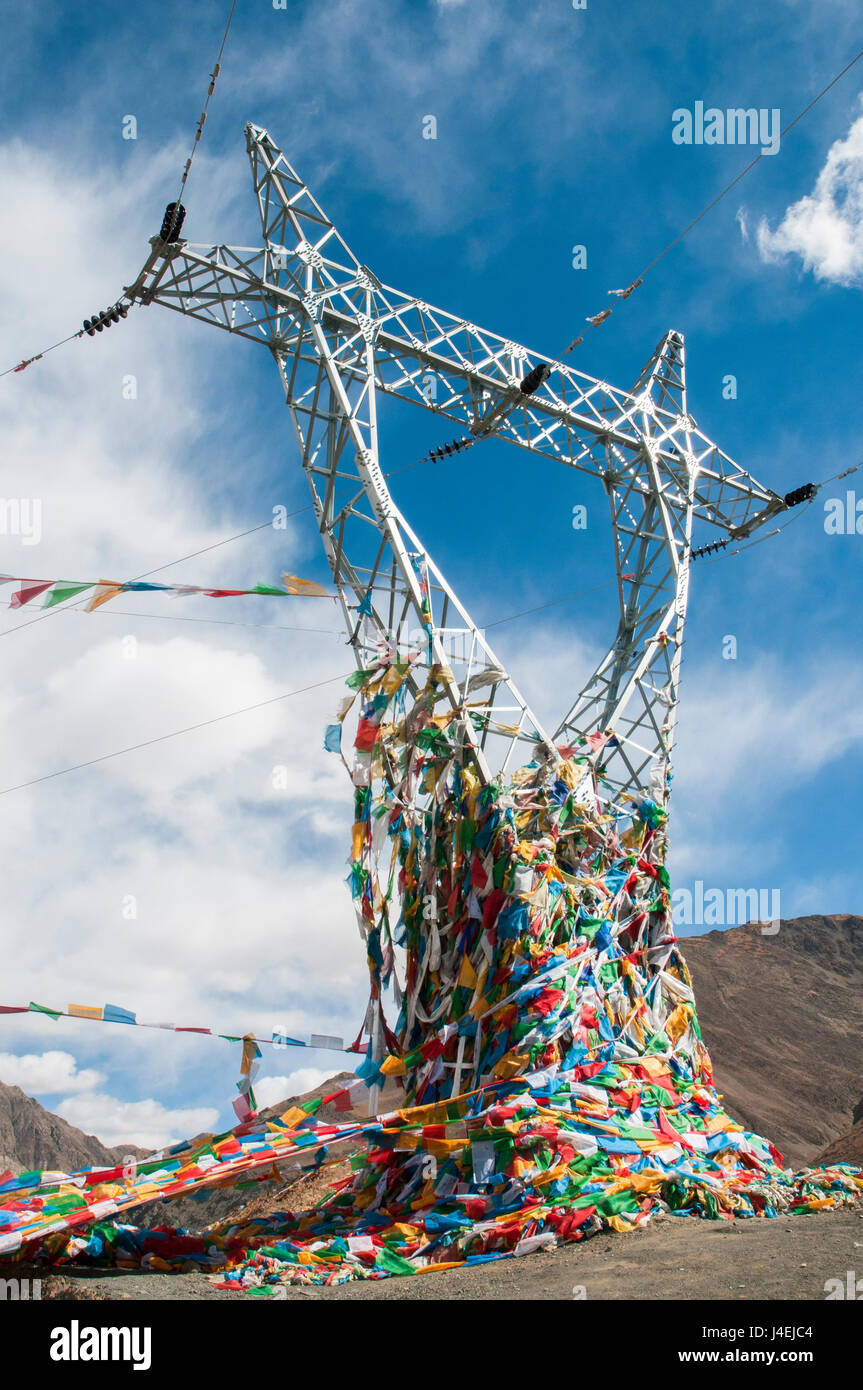 Pilone di potenza drappeggiati in preghiera le bandiere, Tibet Foto Stock