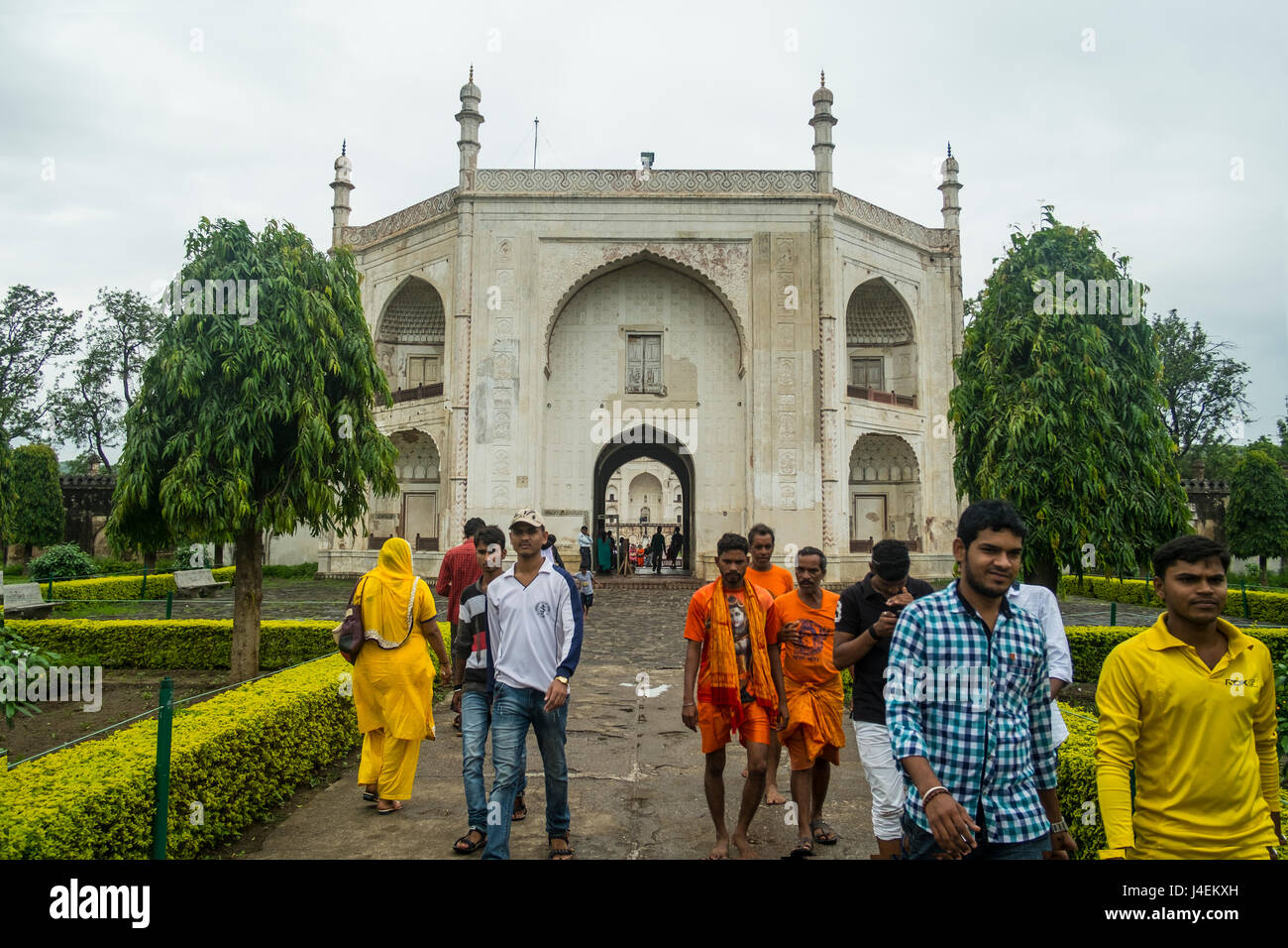 I turisti in sgargianti abiti lasciare Bibi Ka Maqbara a Aurangabad, India Foto Stock