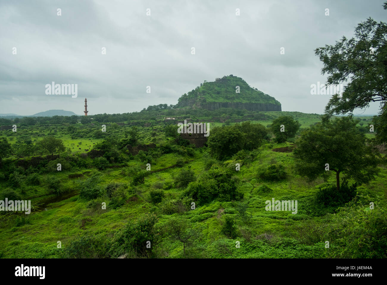 Un ampio colpo di Daulatabad Fort con Chand Minar visibile, vicino a Aurangabad in India Foto Stock