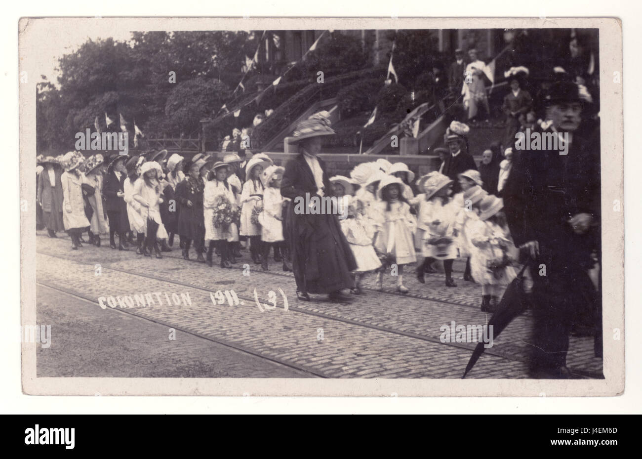 Cartolina di 1911 parata di coronazione per bambini, per celebrare l'incoronazione di Re Giorgio V, nel Regno Unito Foto Stock