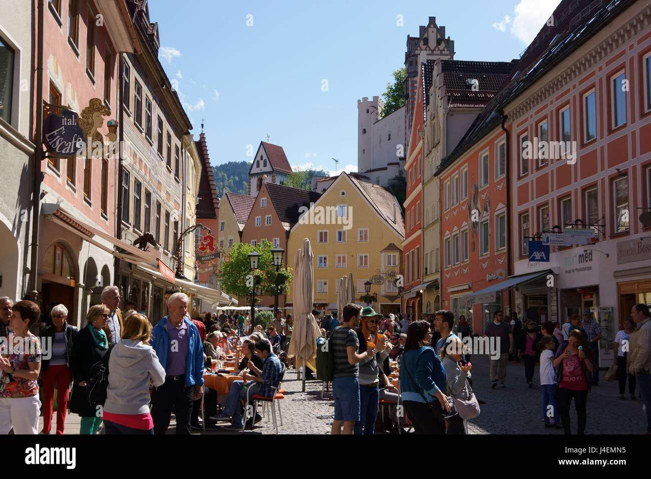 Città Füssen, città vecchia strada piena di turisti, Algovia, Baviera, Germania Foto Stock
