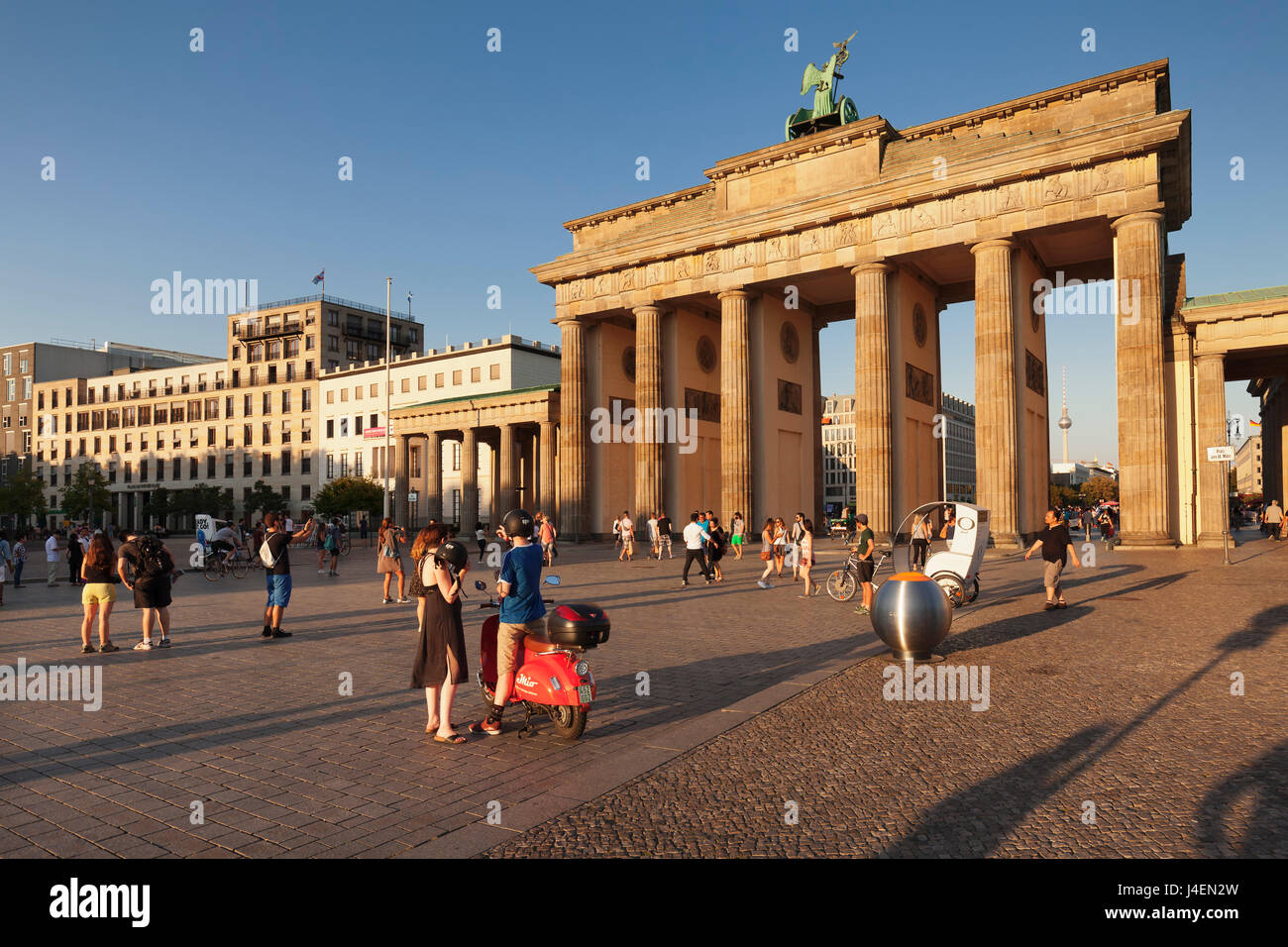 La Porta di Brandeburgo (Brandenburger Tor) al tramonto, Platz des 18 Marz, la Torre della TV, Berlin Mitte, Berlin, Germania, Europa Foto Stock