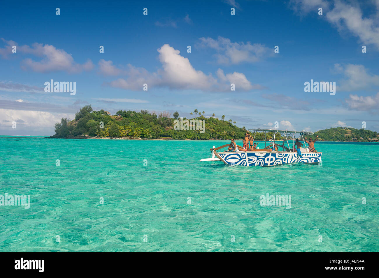 Piccola barca in laguna turchese di Bora Bora, Isole della Società, Polinesia francese, Pacific Foto Stock