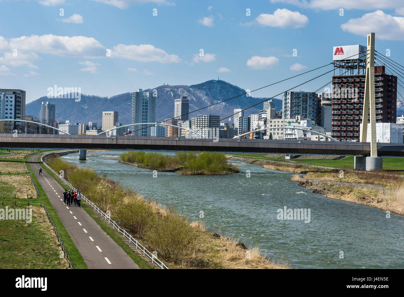 Enorme ponte che attraversa il fiume Ishikari fluente attraverso Sapporo, Hokkaido, Giappone, Asia Foto Stock